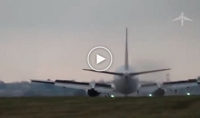 Пассажирский самолёт едва не разбился при заходе на посадку
