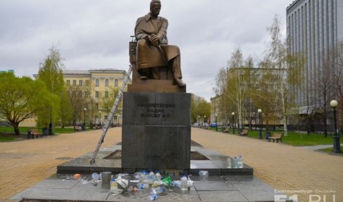 В Екатеринбурге студенты УрФУ отмыли памятник изобретателю радио Александру Попову (12 фото)