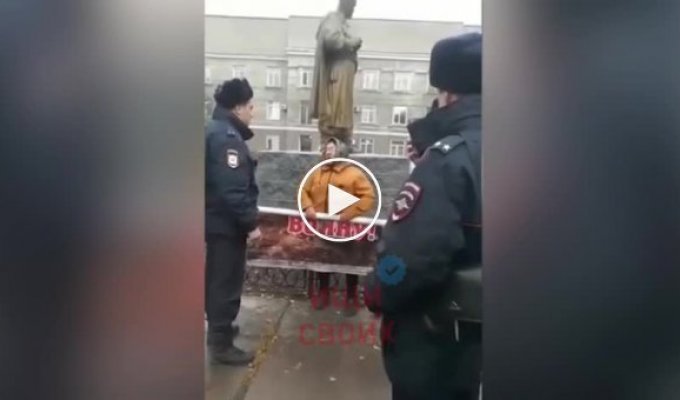 It took 5 gorilla cops to detain one helpless old woman with an anti-war poster