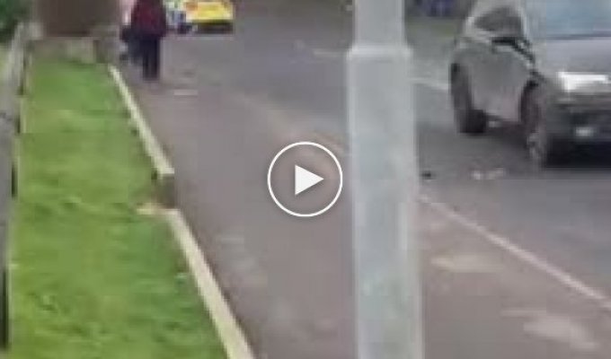 В Англии местные подпалили полицейскую машину