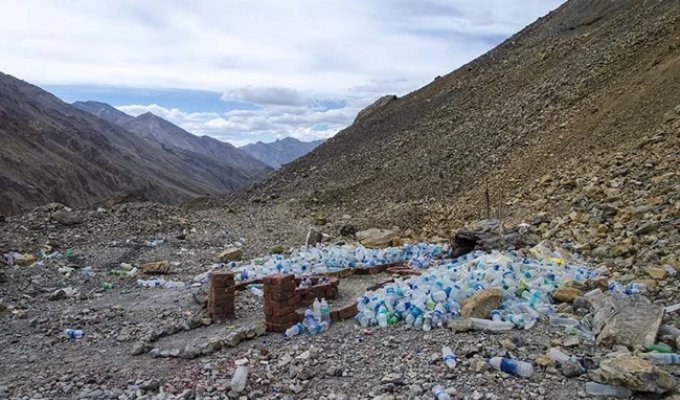 A creepy sanctuary in the Himalayas, buried in plastic bottles (6 photos)