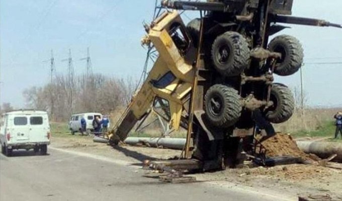 В Ростовской области автокран встал на дыбы, при попутке поднять столб опоры ЛЭП (4 фото + 1 видео)