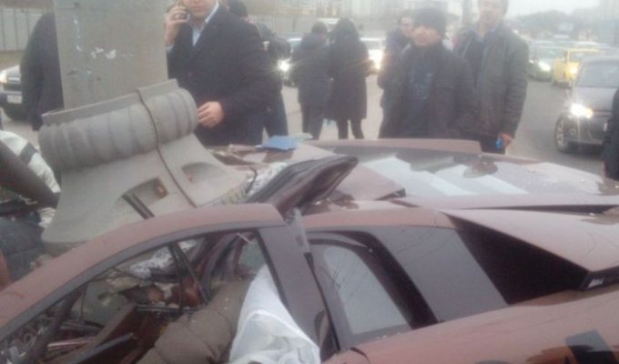 Lamborghini бойца ММA Адама Яндиева врезался в столб в Москве (7 фото)
