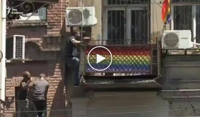 Гей-парад в Тбилиси отменили после разгрома палаток оппозиции и уличных драк