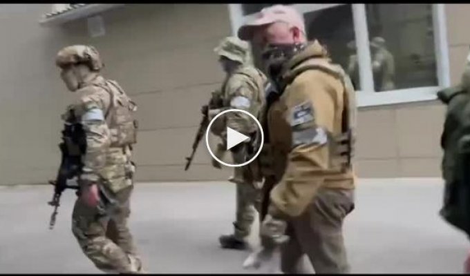 PMC Wagner at the headquarters of the Southern Military District in Rostov. On video Prigozhin