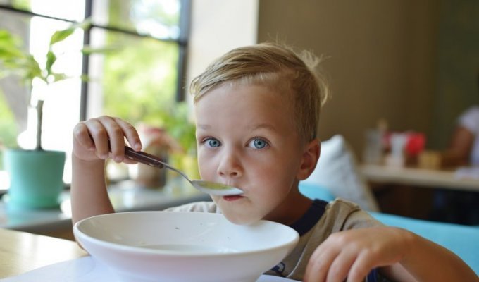 В Челябинске ребёнка накормили супом с рвотой в детском саду (1 фото)