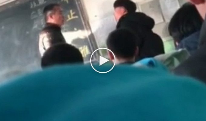 Китайский учитель надавал пощечин ученику за опоздание на урок