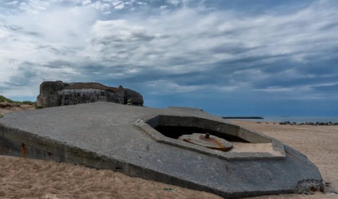 What do the remains of the German barrier wall of bunkers along the Atlantic look like, left over from World War II (5 photos)