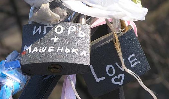 На "Мосту влюбленных" в Киеве