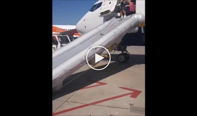 Эвакуация пассажиров самолета из-за загоревшегося смартфона