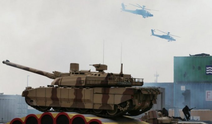 Военное шоу в Абу-Даби (10 фото)