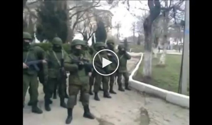 Майдан. Крым. Украинские офицеры не пустили на территорию военной части