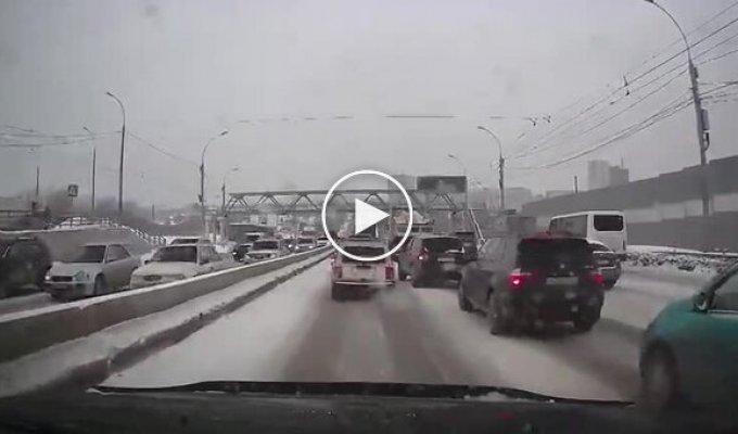 A ridiculous accident caused by a proud driver who did not want to let another car pass