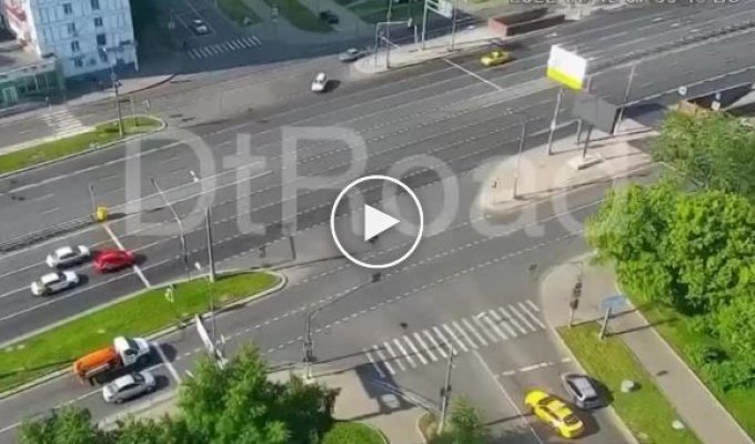 Мотоцикл ГИБДД столкнулся с легковушкой в Москве