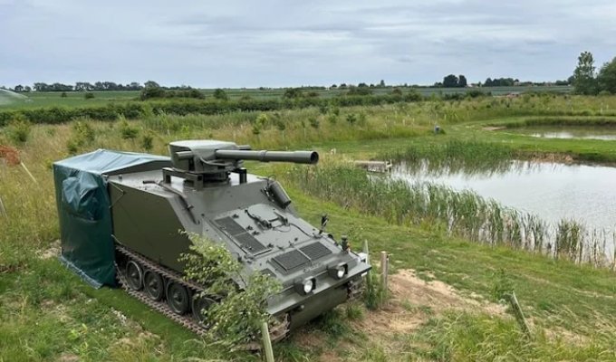 In England, tourists are offered to spend the night in a tank hotel (6 photos)