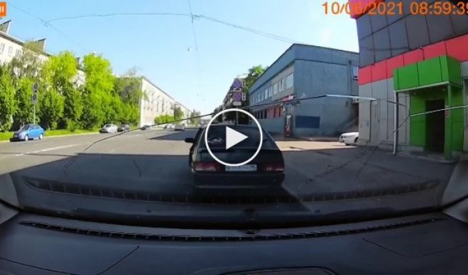 Женщина-полицейская не заметила мотоциклиста при повороте налево