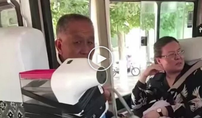 Отец каждый день ждет сына на остановке с обедом