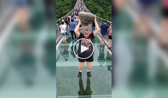 Бабушка разбила стеклянный мост в Китае