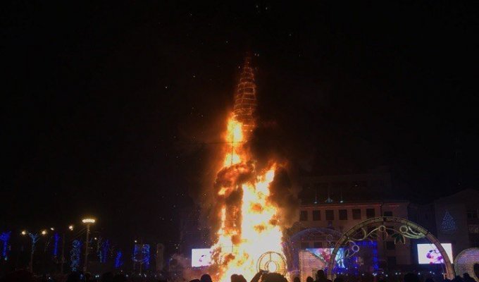 В Южно-Сахалинске сгорела главная городская новогодняя елка (3 фото + 2 видео)