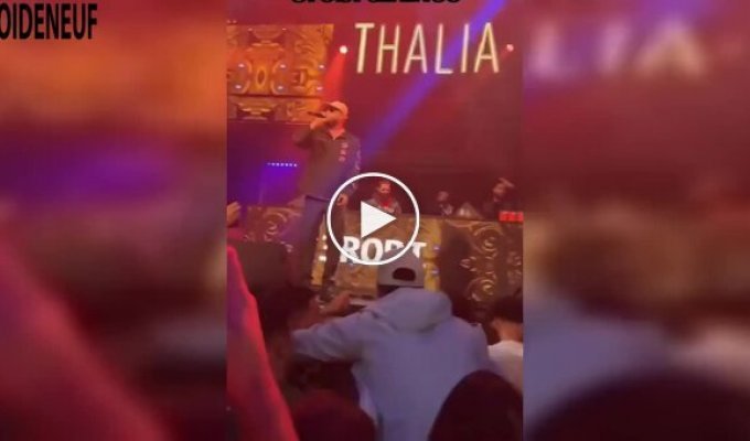 Репер скинув фаната зі сцени під час концерту в Роттердамі