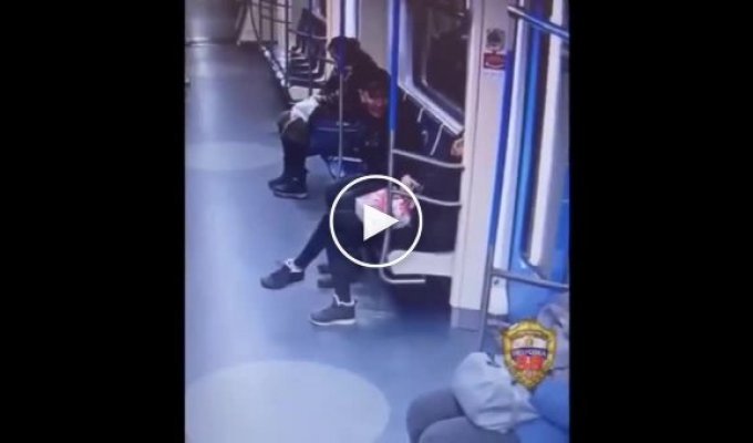 Мужчина украл смартфон из рук спящей пассажирки метро