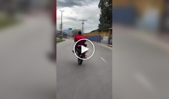 Целых 2 с половиной минуты он пытался попасть в ДТП