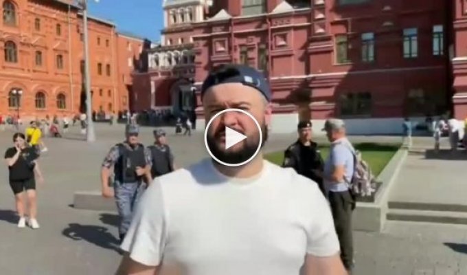 В россии парень вышел с флагом республики Тува на красную площадь и чуть не присел в автозак