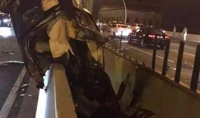 В Китае автомобилист-лихач попал в ДТП и повис на мосту (4 фото)