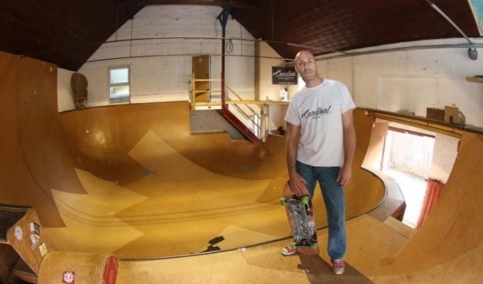 Мужчина продает дом с огромным крытым скейт-парком (12 фото)