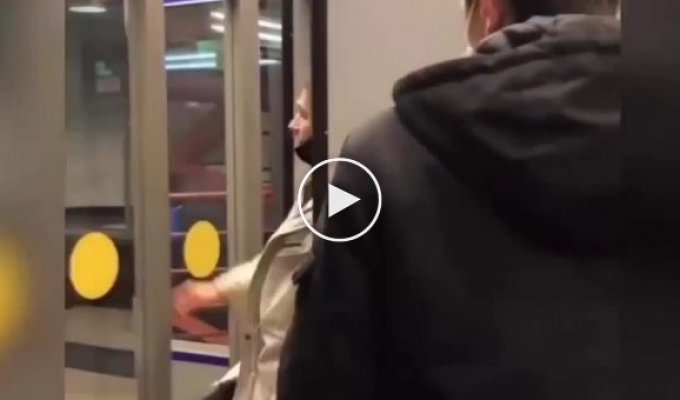 Блогер Hypelayer из Петербурга дал бой трем сотрудникам метро