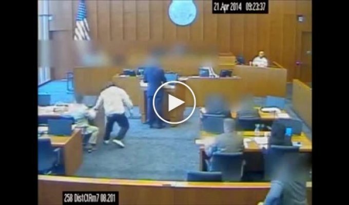 Преступник из уличной банды попытался заколоть ручкой свидетеля в зале суда