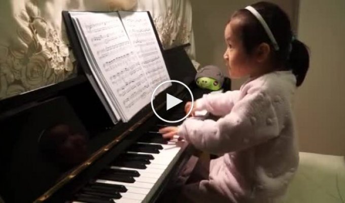 Дівчинка 5-ти років класно грає на піаніно