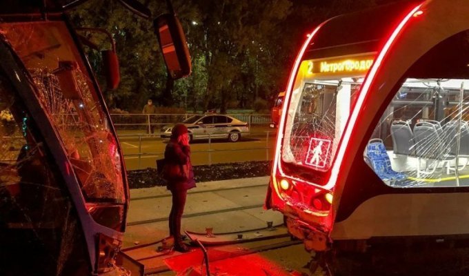 В Москве столкнулись трамваи из-за того, что вагоновожатая "залипала" в телефоне (1 фото + 2 видео)