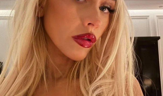 Christina Aguilera posed naked in honor of her birthday (2 photos)