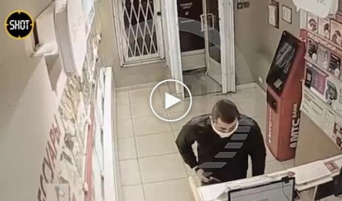 В Санкт-Петербурге вор ограбил салон связи, но оставил продавцу на чай и извинился