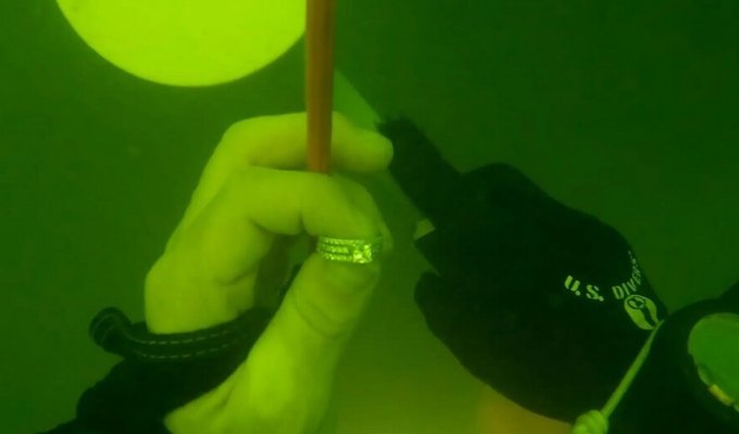 A scuba diver found a $9,500 ring at the bottom of a lake (6 photos + 1 video)