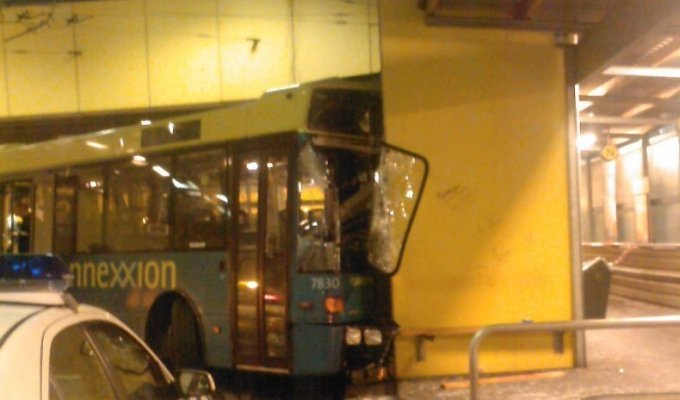  Автобус попал в аварию (3 Фото)