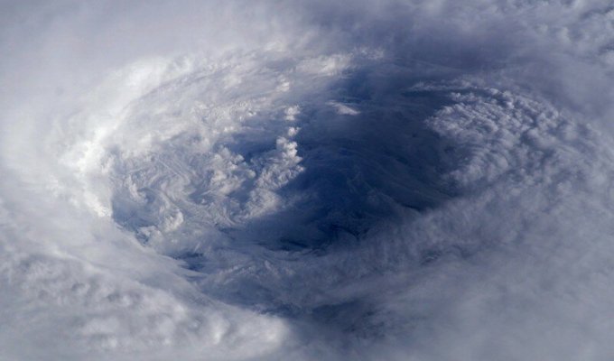 Вид из космоса: самые разрушительные ураганы за последние 20 лет (11 фото)