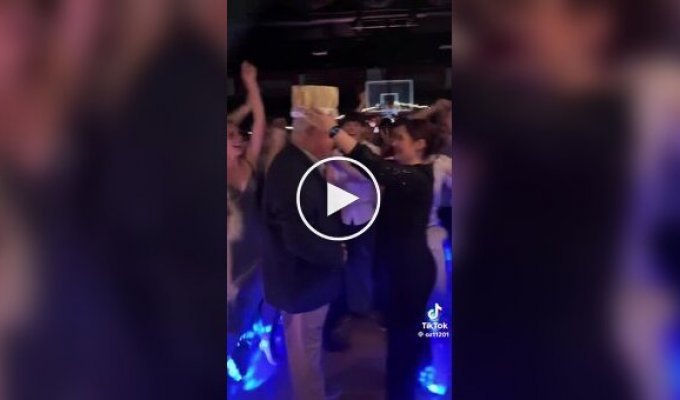 Директор, який запобіг теракту, став королем випускного