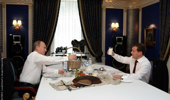Путин и Медведев выпили молока и съели хлеб (3 фото)