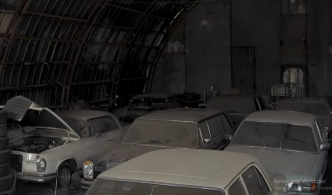 A hangar with Mercedes abandoned for decades and more was found in Ukraine (video)