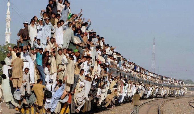  Поезда в Пакистане (10 фото)