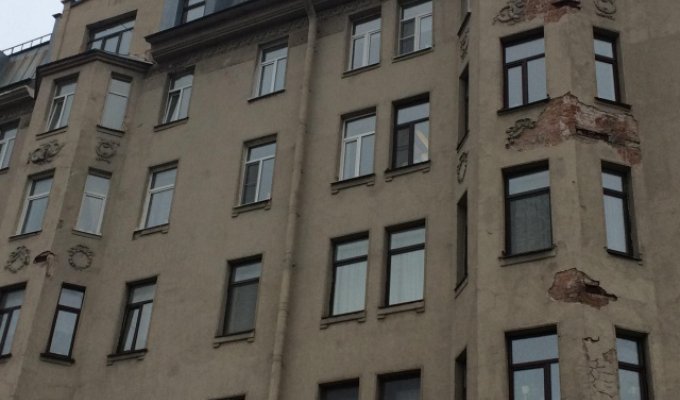 Лепнину на историческом здании в Питере отреставрировали при помощи монтажной пены (4 фото)