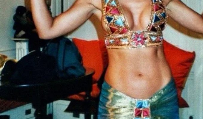 Архив дня: Моника Беллуччи на съемках (8 фото)