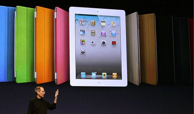 Стив Джобс представил новый iPad 2 (10 фото)