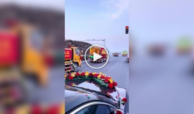 Жених приехал за невестой в кортеже из ассенизаторских машин