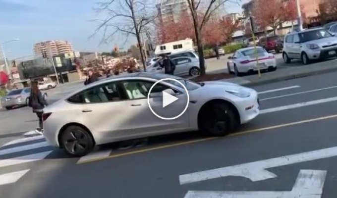 В Канаде Tesla без водителя ехала по встречной полосе