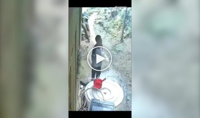 Школьник вовремя покинул место падения мотороллера