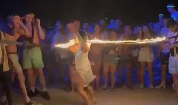 Прыжки через огненную скакалку закончились ожогами (7 фото + 1 видео)