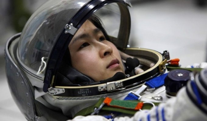 Первая китайская женщина-астронавт (12 фото)